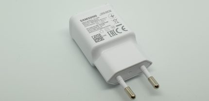 SAMSUNG HIŠNI POLNILEC 220V adapter EP-TA200 15W - bel