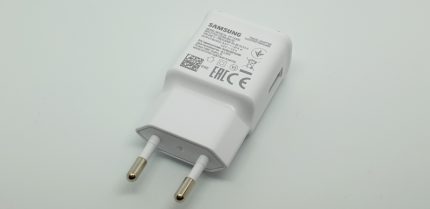 SAMSUNG HIŠNI POLNILEC 220V adapter EP-TA200 15W - bel