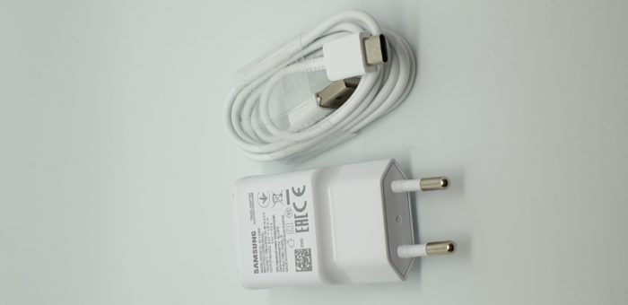 SAMSUNG HIŠNI POLNILEC EP-TA200 15W z USB Type C EP-DG970 - bel